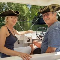 Couple en tourisme au bord d'un bateau électrique à toulouse